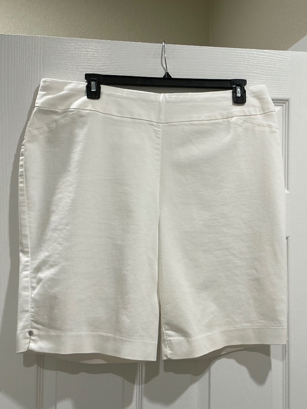 Croft & Barrow White Polished Bermuda Pull-On Shorts 18